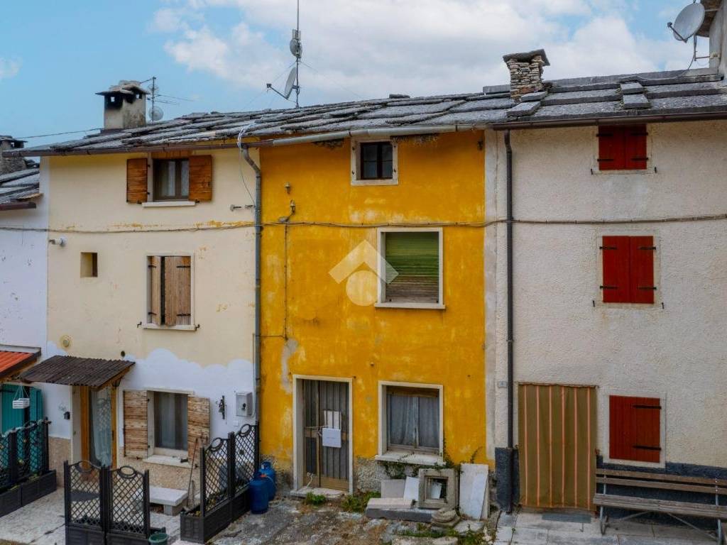 appartamento in vendita a Sant'Anna d'Alfaedo in zona Cerna