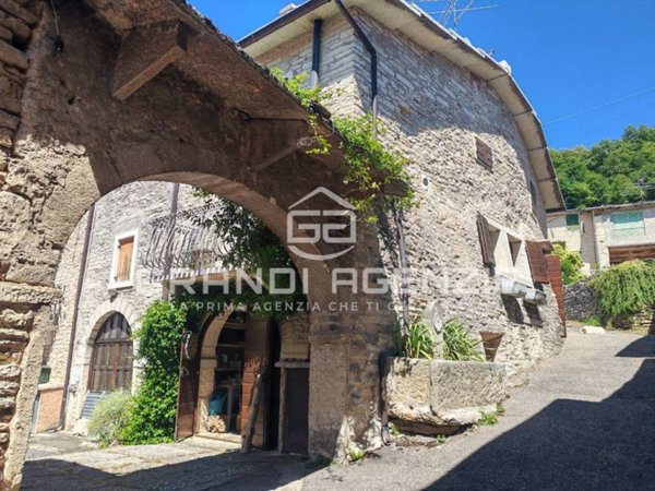casa indipendente in vendita a Sant'Anna d'Alfaedo in zona Cerna