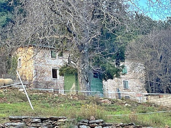 casa indipendente in vendita a Sant'Anna d'Alfaedo in zona Giare
