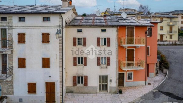 appartamento in vendita a Sant'Anna d'Alfaedo in zona Ronconi