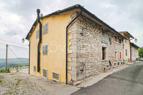 casa indipendente in vendita a Sant'Anna d'Alfaedo in zona Fosse