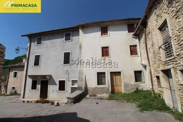 casale in vendita a Sant'Anna d'Alfaedo in zona Cerna