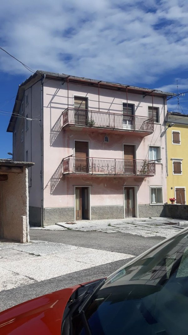 pentavano in vendita a Sant'Anna d'Alfaedo