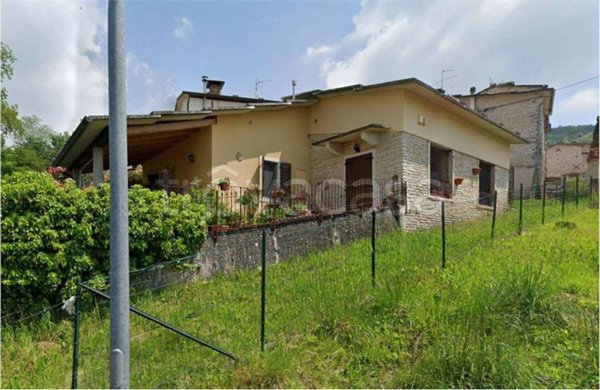 casa indipendente in vendita a Sant'Anna d'Alfaedo in zona Cerna