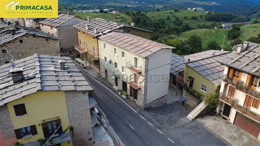 casa indipendente in vendita a Sant'Anna d'Alfaedo in zona Cerna