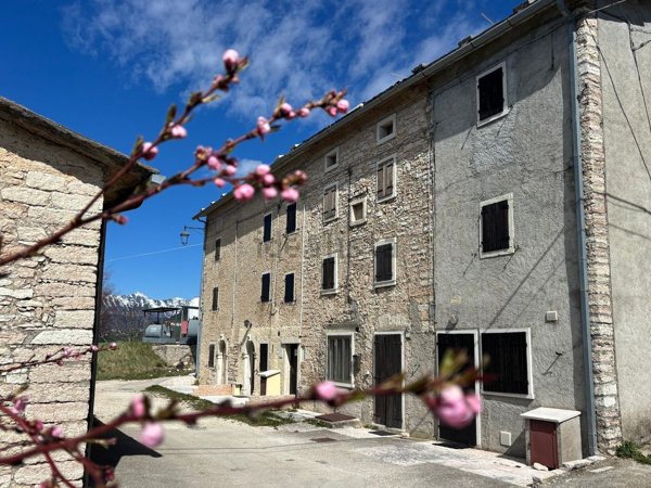 casale in vendita a Sant'Anna d'Alfaedo