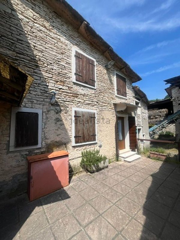 appartamento in vendita a Sant'Anna d'Alfaedo in zona Cerna