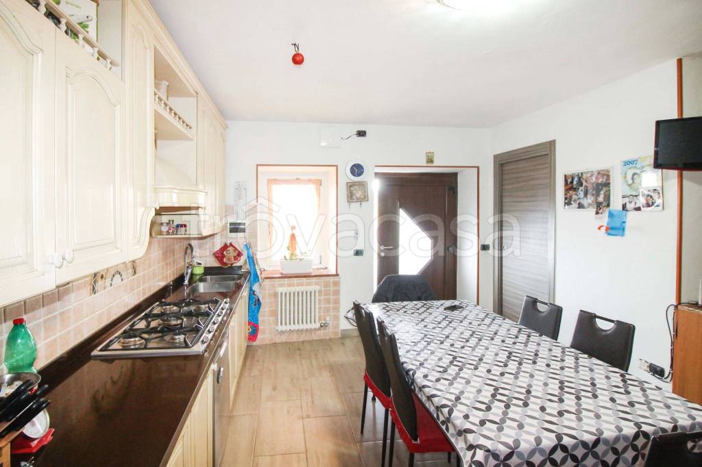 casa indipendente in vendita a Sant'Anna d'Alfaedo in zona Cerna