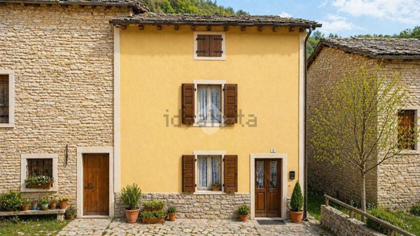appartamento in vendita a Sant'Anna d'Alfaedo in zona Cerna