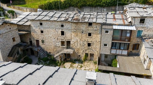 quadrivano in vendita a Sant'Anna d'Alfaedo in zona Giare