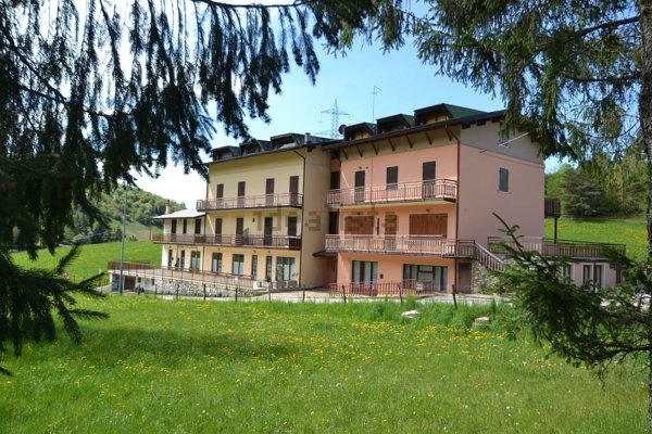 locale commerciale in vendita a San Zeno di Montagna