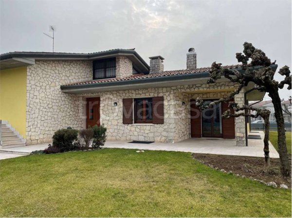 casa indipendente in vendita a Soave