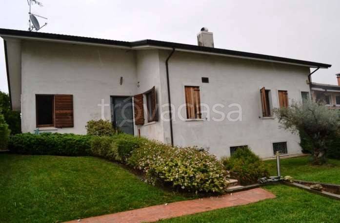 appartamento in vendita a Soave in zona Castelcerino