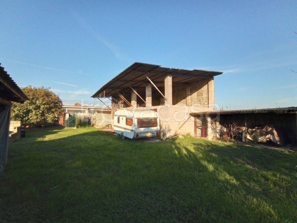 locale commerciale in vendita a Soave in zona Castelletto
