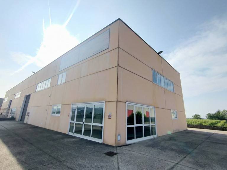 locale commerciale in vendita a Soave in zona Castelletto
