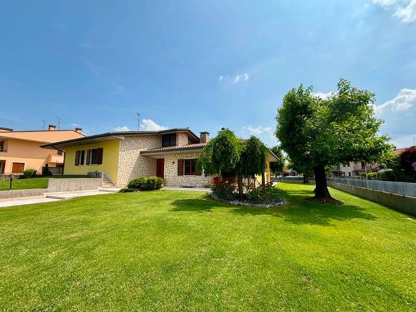 casa indipendente in vendita a Soave