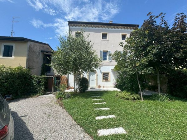 casa indipendente in vendita a Soave