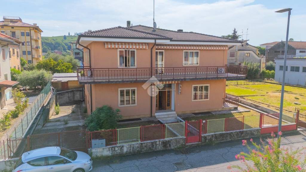 casa indipendente in vendita a Soave