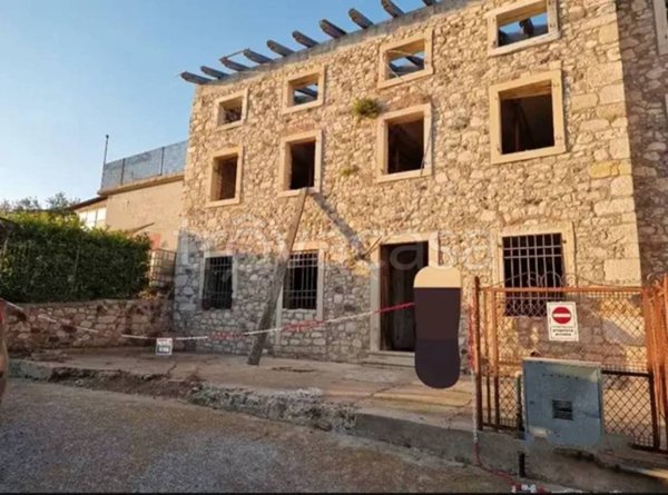 casa indipendente in vendita a Soave in zona Castelcerino