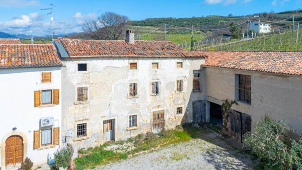 esavano in vendita a Soave in zona Costeggiola