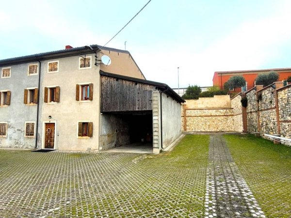 intera palazzina in vendita a Soave in zona Castelcerino