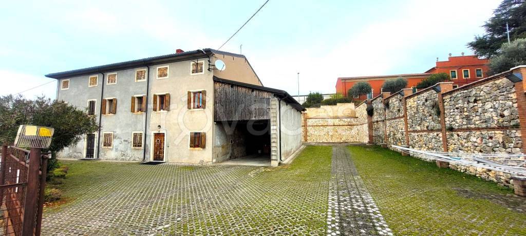 casa indipendente in vendita a Soave in zona Castelcerino