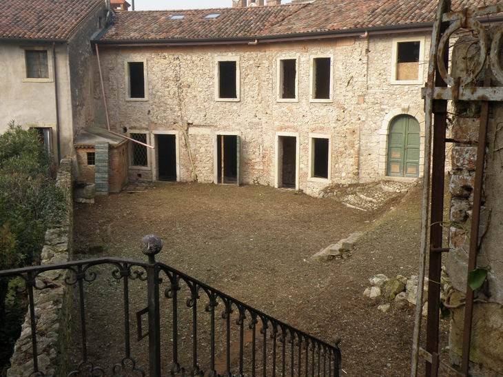 intera palazzina in vendita a Soave