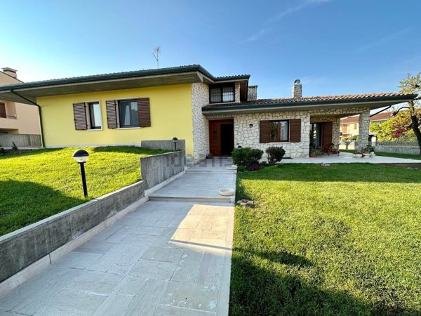 casa indipendente in vendita a Soave