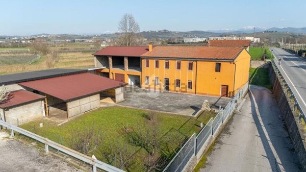 casa indipendente in vendita a Soave in zona Castelletto