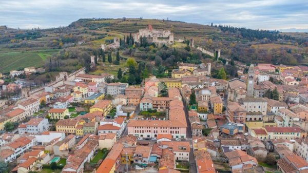 appartamento in vendita a Soave in zona Castelletto