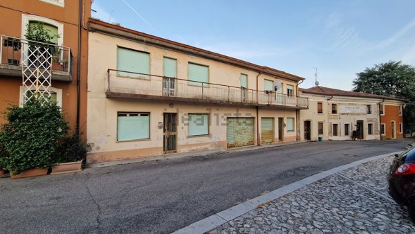casale in vendita a Soave