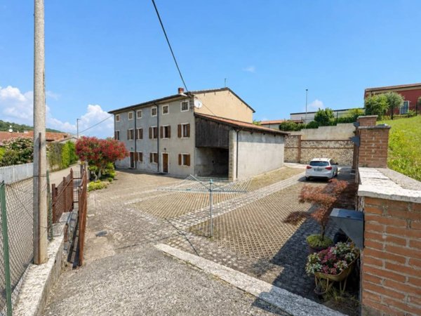 casa indipendente in vendita a Soave in zona Castelcerino