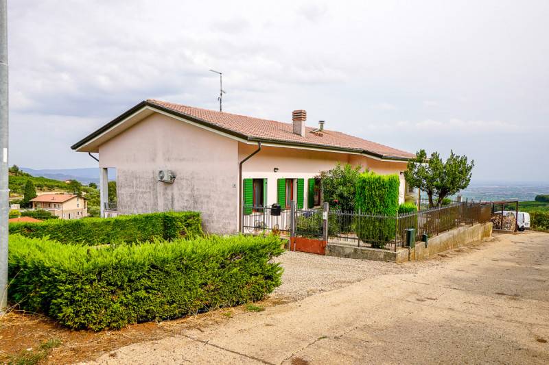 casa indipendente in vendita a Soave in zona Castelletto