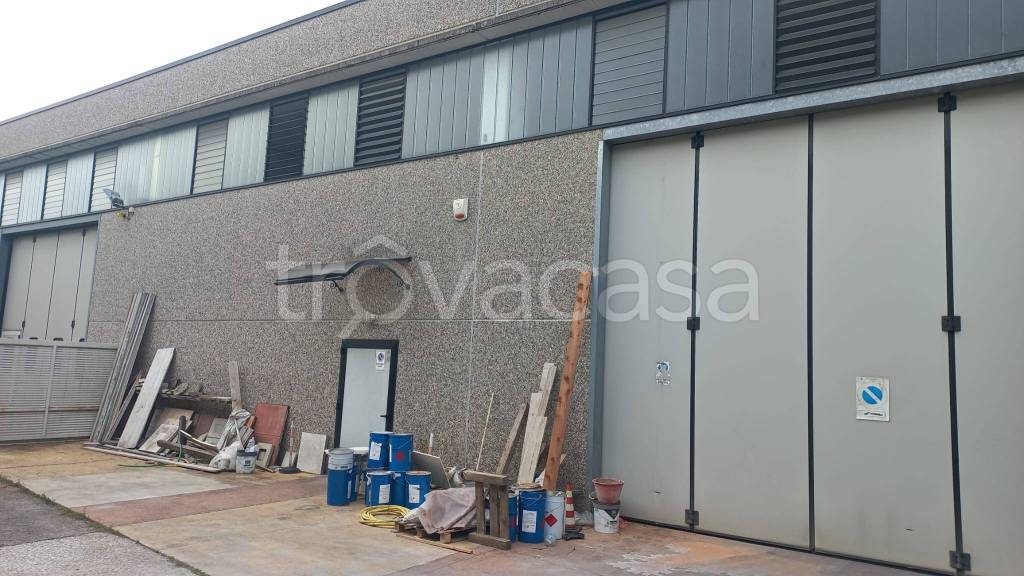 locale commerciale in vendita a Sommacampagna in zona Caselle