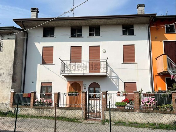 casa indipendente in vendita a Sommacampagna in zona Custoza