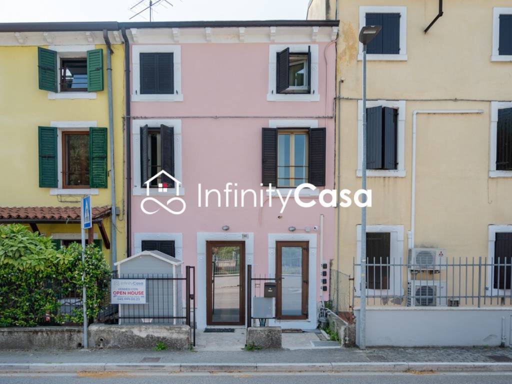 casa indipendente in vendita a Sommacampagna in zona Caselle