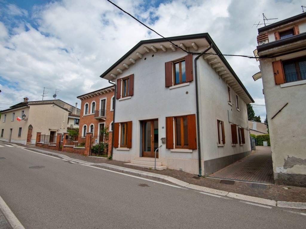 casa indipendente in vendita a Sommacampagna