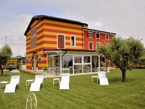 negozio in vendita a Sommacampagna in zona Caselle