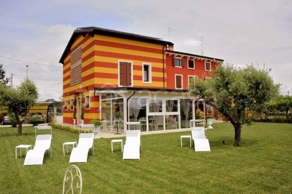 negozio in vendita a Sommacampagna in zona Caselle
