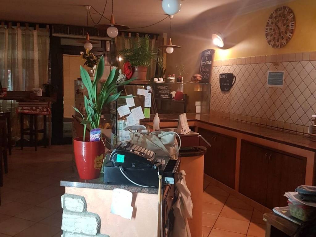negozio in vendita a Sommacampagna in zona Caselle