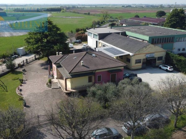 locale commerciale in vendita a Sommacampagna in zona Caselle