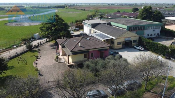 locale commerciale in vendita a Sommacampagna in zona Caselle