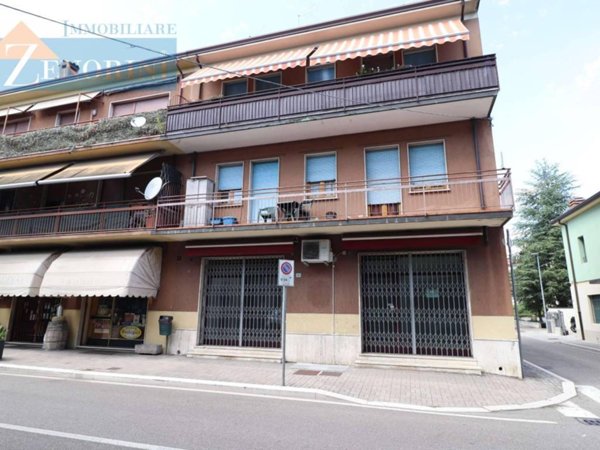 negozio in vendita a Sommacampagna in zona Caselle