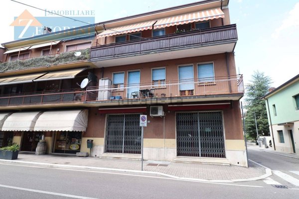 negozio in vendita a Sommacampagna in zona Caselle