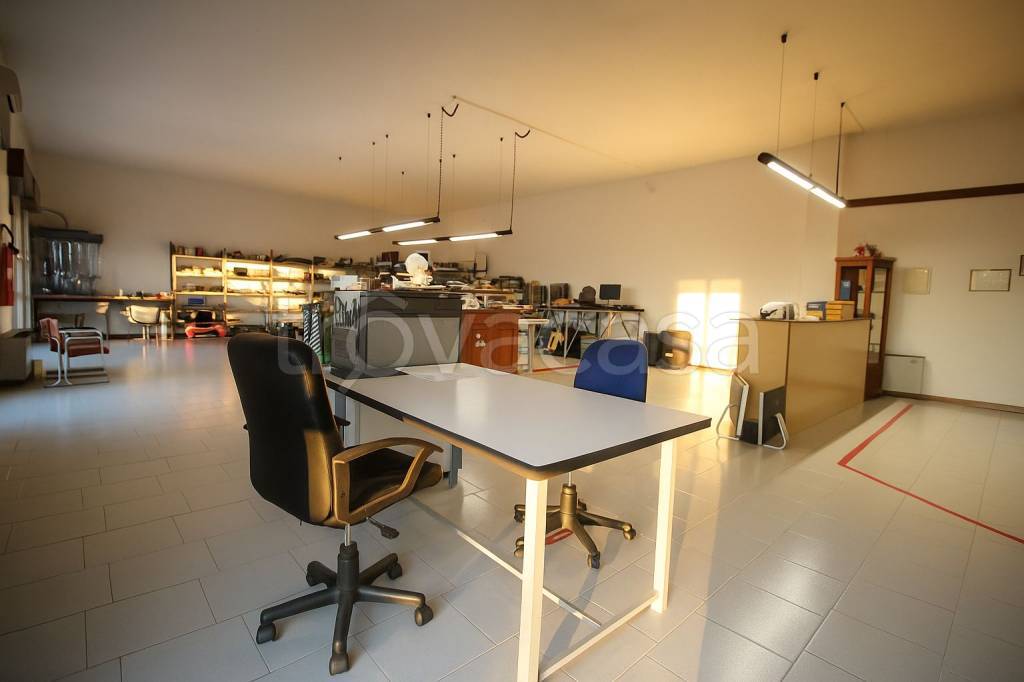 locale commerciale in vendita a Sommacampagna