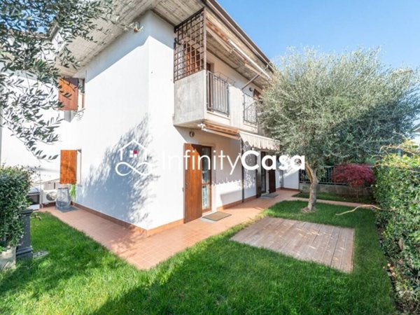 casa indipendente in vendita a Sommacampagna in zona Caselle
