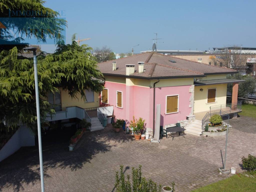 casa indipendente in vendita a Sommacampagna in zona Caselle