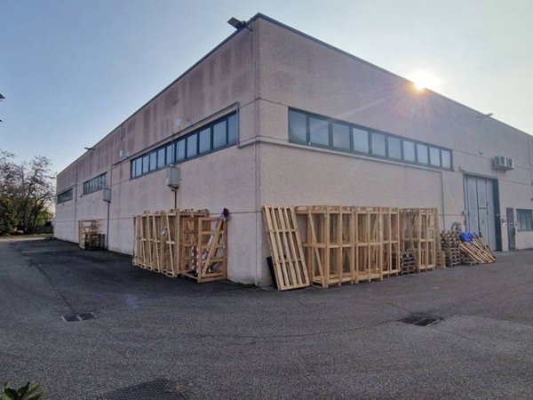 locale commerciale in vendita a Sommacampagna in zona Caselle