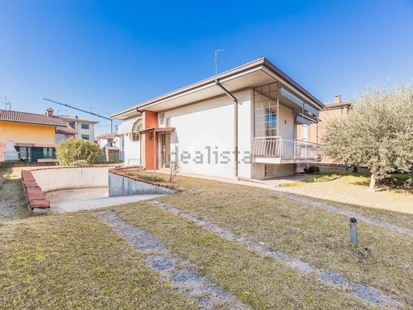 casa indipendente in vendita a Sommacampagna in zona Caselle