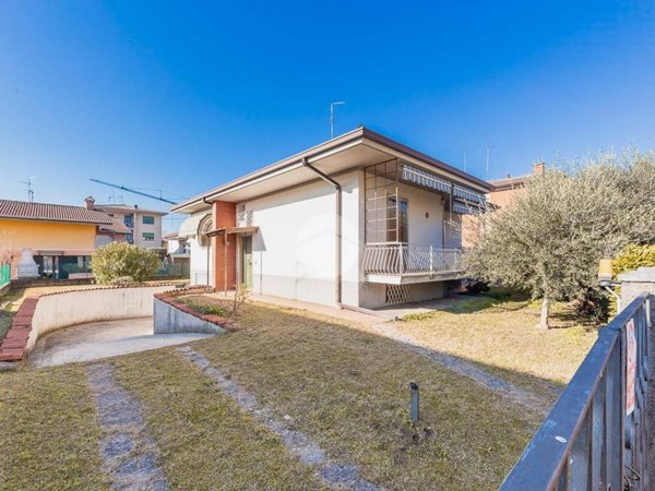 casa indipendente in vendita a Sommacampagna in zona Caselle